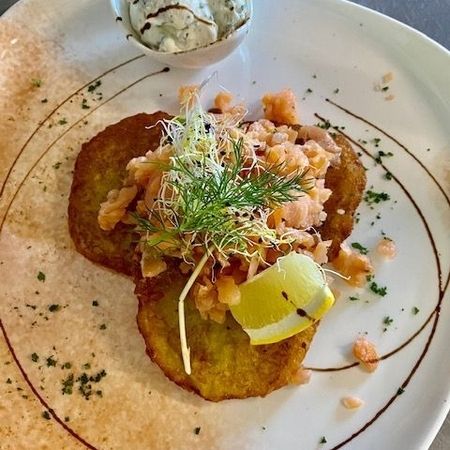 Orangenlachs auf Reibekuchen