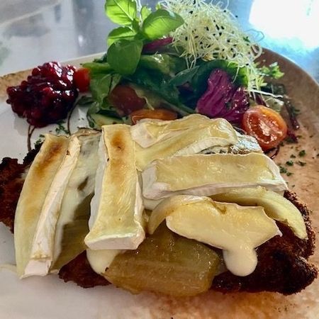 Schnitzel mit Camembert und Zwiebel überbacken