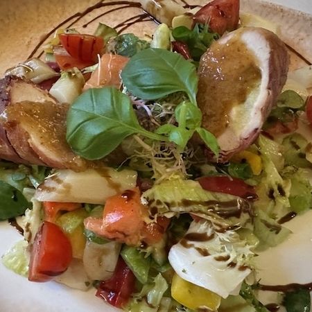 Hähnchenbrust mit Polenta auf Spargelsalat