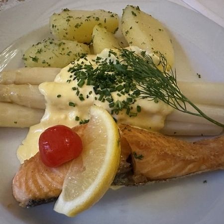Saftig gebratenes Lachsfilet mit Spargel