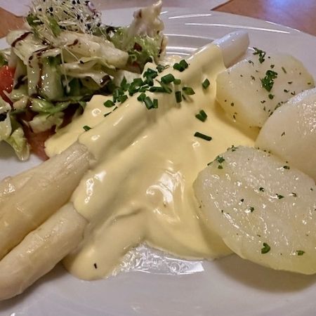 Frischer Stangenspargel mit Sc. hollandaise