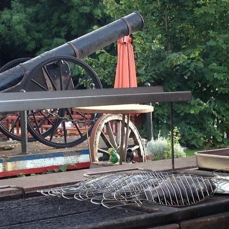 Frische Forelle vom Holzkohlegrill