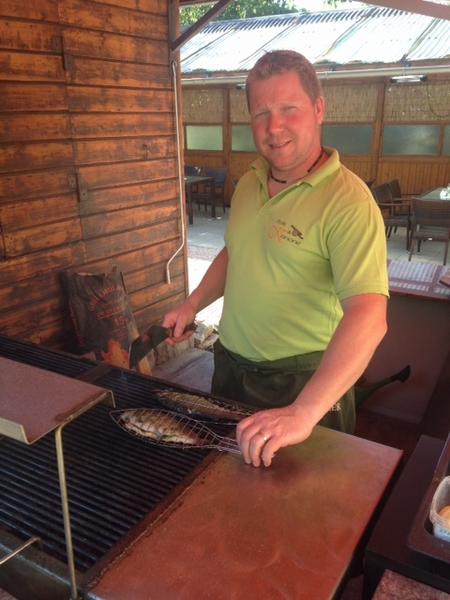 Frische Forelle vom Holzkohlegrill